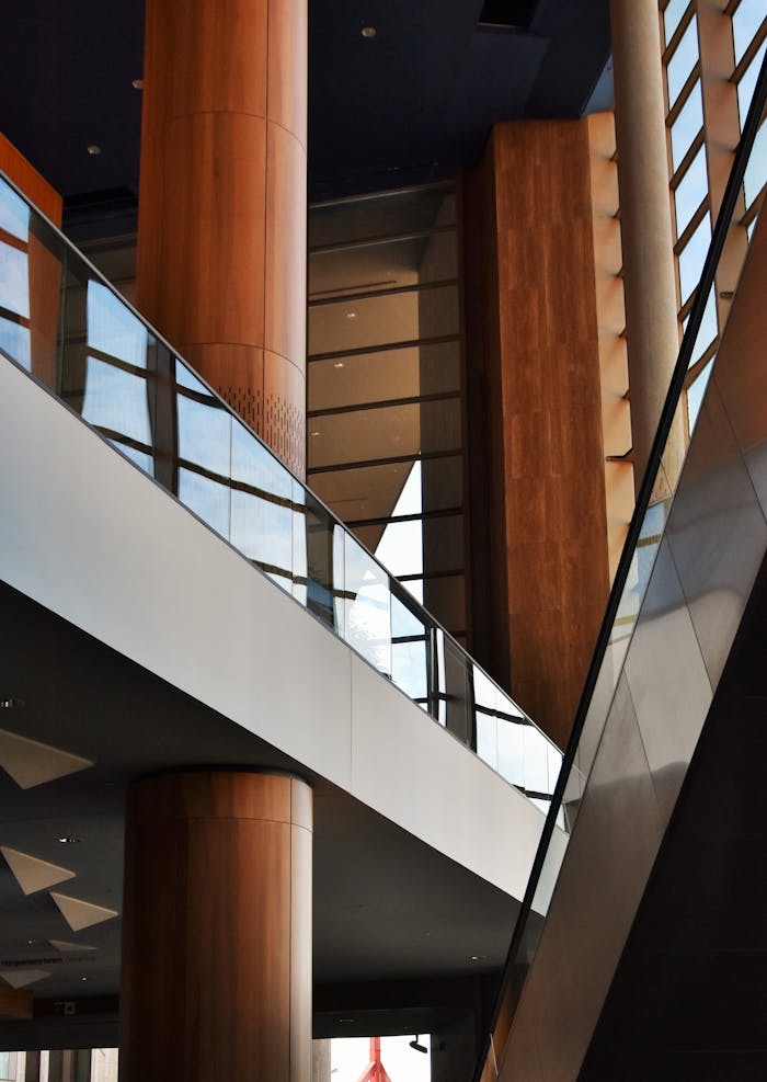 Productos y Servicios Sleek modern interior featuring glass panels and wood accents with reflective surfaces.